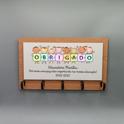 quadro com desenho colorido e texto de agradecimento para educadores com moldura de madeira