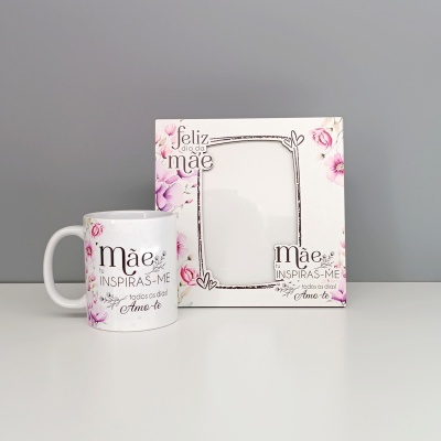 Caneca branca com flores e texto comemorativo Dia da Mãe ao lado de moldura floral branca com texto semelhante