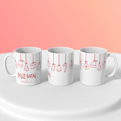 Três canecas brancas decoradas com motivos natalícios vermelhos em fundo rosa.