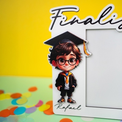 Moldura branca com desenho de menino graduado e confetes coloridos no fundo