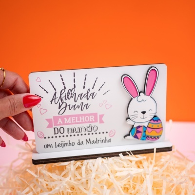 Cartão branco colorido com coelho e texto para afilhada com fundo laranja