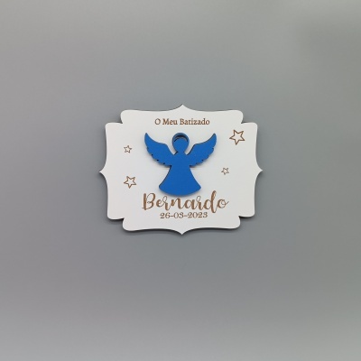 Cartão decorativo de batizado com anjo azul e texto dourado