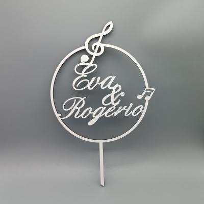 Topper acrílico branco com texto Eva & Rogério e notas musicais