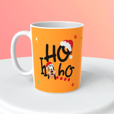 Caneca laranja com ilustração de cão com chapéu de Pai Natal e texto HO HO HO