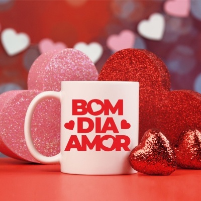 Caneca branca com texto vermelho e corações brilhantes rosas e vermelhos ao redor