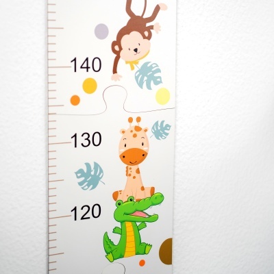 Medidor de altura infantil com animais e números