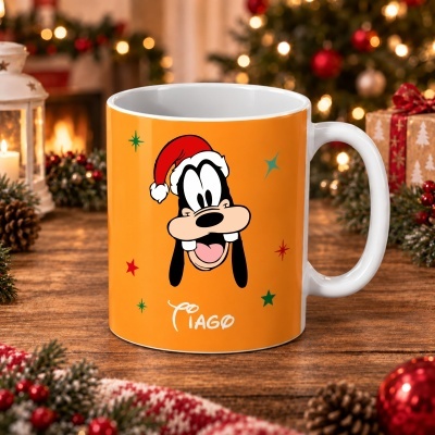 Caneca laranja com rosto do Pateta de chapéu de Pai Natal e o nome Tiago