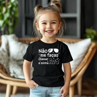 Camisola preta com texto branco vista por criança sorridente com cabelo em rabos de cavalo