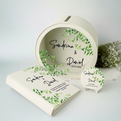 Convites de casamento em papel creme com folhas verdes e texto Sandrina & Daniel 19.07.2025
