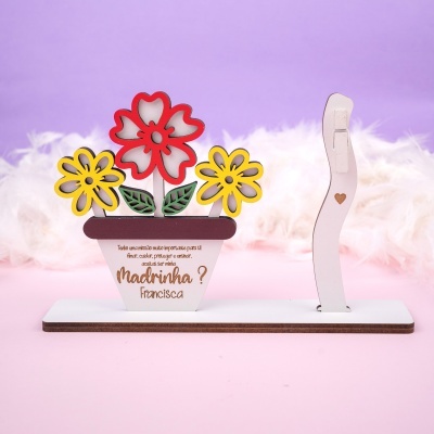 Enfeite decorativo em madeira com flores coloridas e mensagem para madrinha
