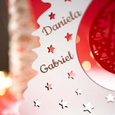 Etiqueta em forma de estrela branca com recortes de estrelas vermelhas e nomes Daniela e Gabriel