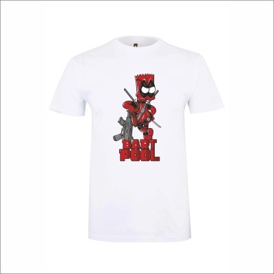 T-shirt branca com estampa de personagem vermelho e preto e texto BART POOL.