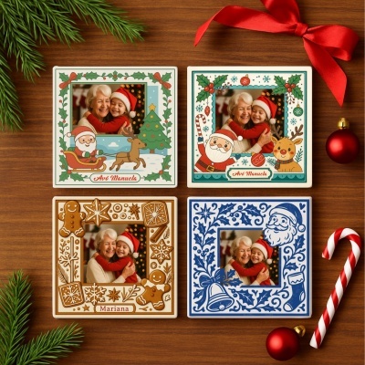 Molduras fotográficas natalícias personalizadas em cerâmica com decorações coloridas e acessórios festivos ao redor.