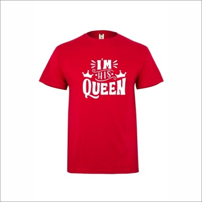 T-shirt vermelha com texto IM HIS QUEEN e coroas brancas