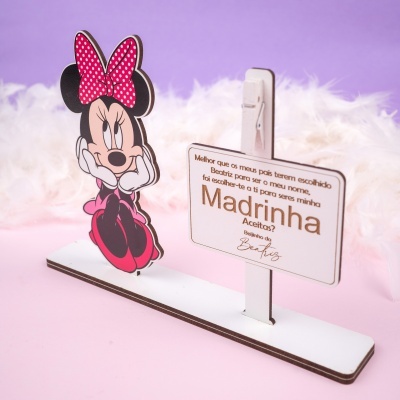 Suporte de madeira com figura da Minnie e placa com texto em português