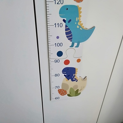 Régua de medição infantil com dinossauros e marcações de altura