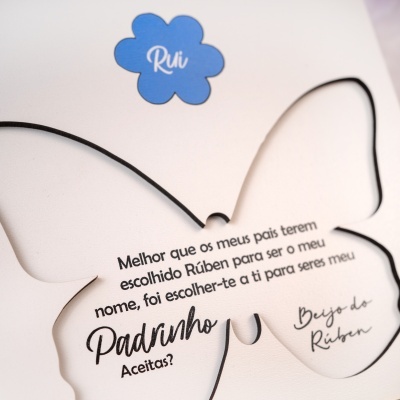 Cartão de papel branco com texto e etiqueta azul com nome Rui