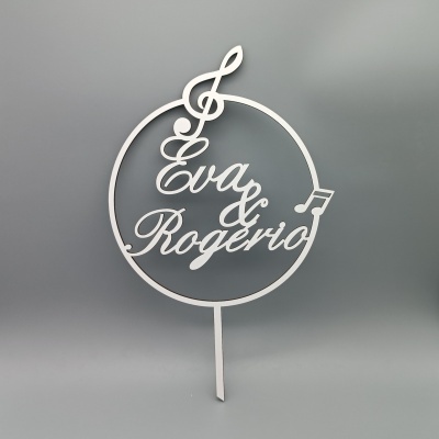 Elemento decorativo circular branco com texto Eva & Rogério e símbolos musicais