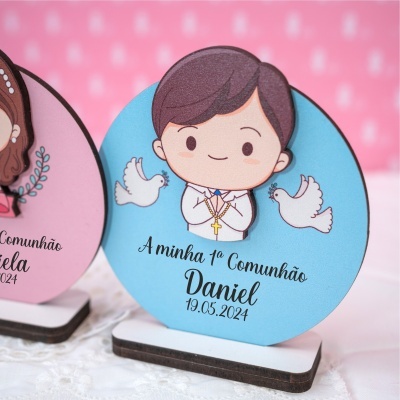 Decoração de madeira para primeira comunhão com desenho de menino, pombas e texto datado