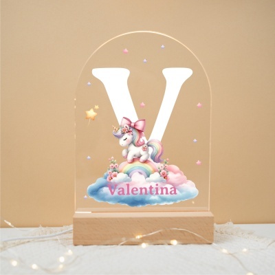 Abajur acrílico com base de madeira e decoração de unicórnio e nome Valentina