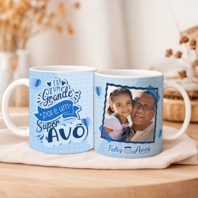 Canecas azuis com mensagem para avós e foto de avô com neta