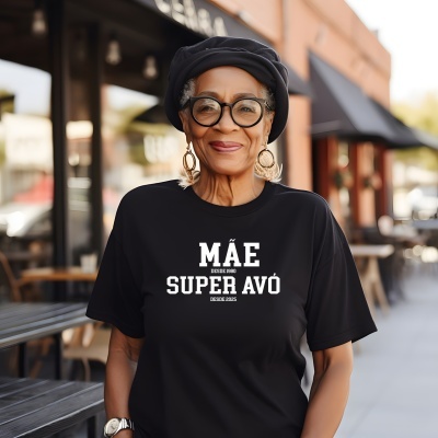 Mulher sénior sorridente com t-shirt preta com texto em branco e acessórios, em ambiente urbano