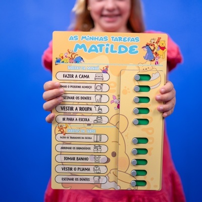 Quadro amarelo de tarefas infantis com Ursinhos Pooh e lista de tarefas em português