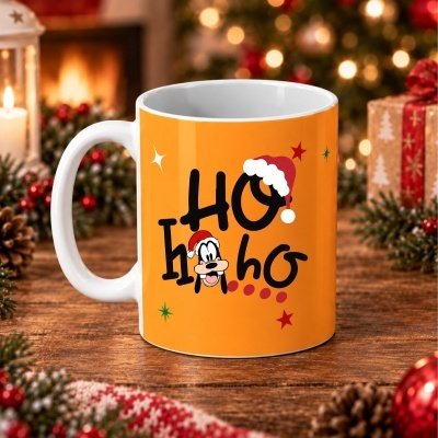 Caneca branca com desenho natalício de Pateta e texto HO HO HO na parte exterior laranja.