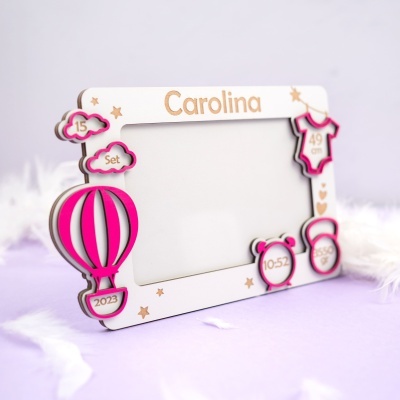 Moldura personalizada para bebé com detalhes em rosa e branco, com o nome Carolina