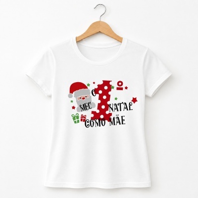 T-shirt branca com estampa de Natal e texto 1º NATAL COMO MÃE.