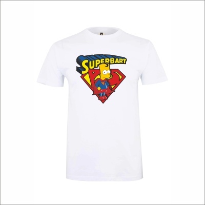 T-shirt branca com desenho de Bart Simpson como super-herói e texto SUPERBART