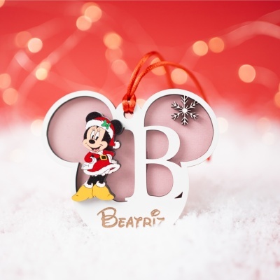 Adorno de neve com cabeça de rato em madeira e personagem Disney Minnie vestida de Pai Natal.