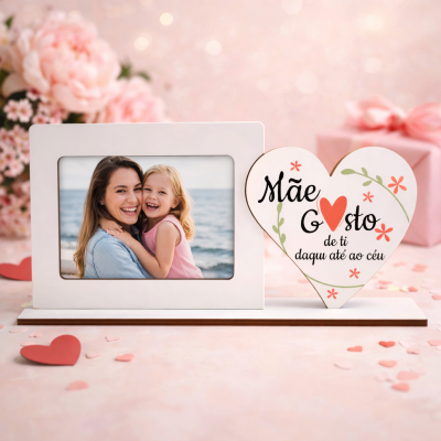 Moldura branca com coração decorativo e mensagem para mãe em fundo rosa com flores e presente