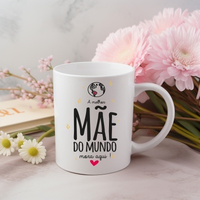 Caneca branca com mensagem para mãe e flores cor-de-rosa ao fundo