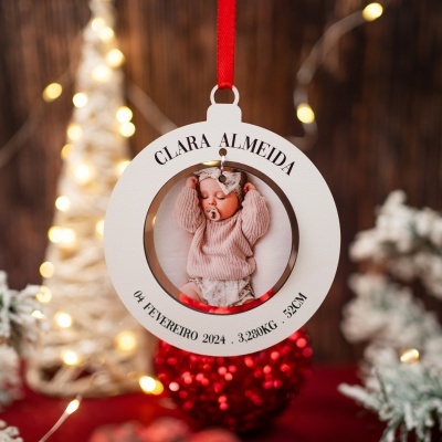 Pendurador de Natal branco com foto de bebé e texto Clara Almeida