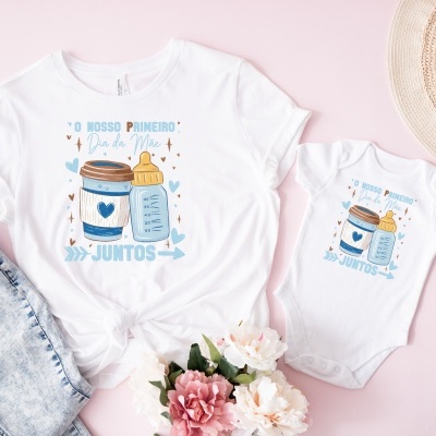 T-shirt branca e body com estampa azul e castanha sobre fundo rosa com flores e chapE9u