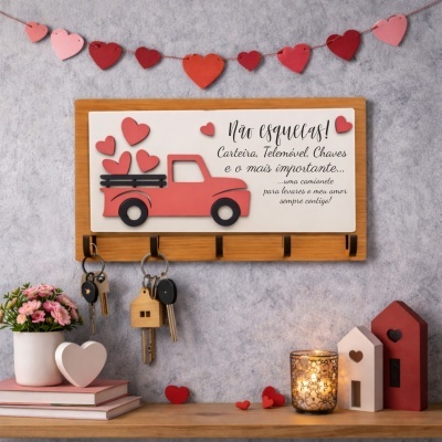 Suporte de chaves decorativo com texto em português e elementos de coração e camião vermelho