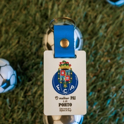Chaveiro com etiqueta do FC Porto com texto para pai, bola de futebol em fundo de relva