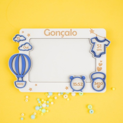 Moldura personalizada com nome Gonçalo e elementos em madeira azul e castanha sobre fundo amarelo