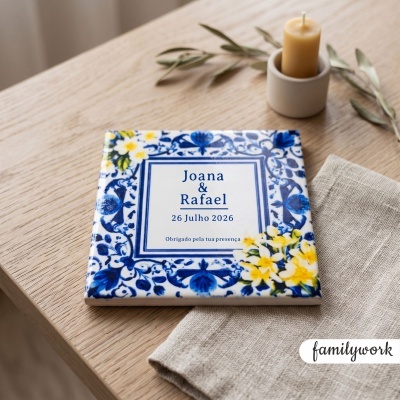 Livro com capa floral azul e amarelo com texto e vela amarela perto