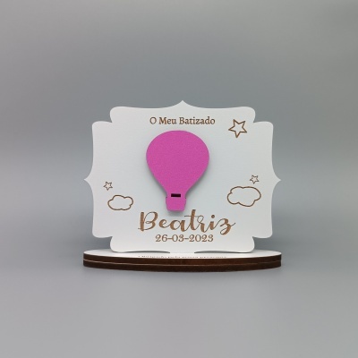 Cartão de batizado branco com balão rosa e texto personalizado