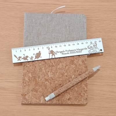 Conjunto de artigos de escritório com caderno, régua e lápis de cortiça