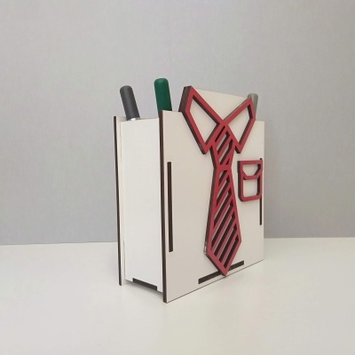 Suporte para canetas em madeira branca com desenho de camisa e gravata vermelha.