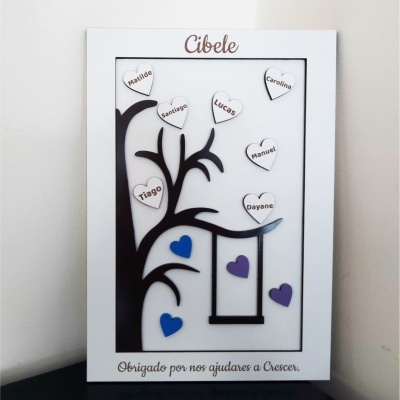 quadro decorativo com árvore e corações com nomes