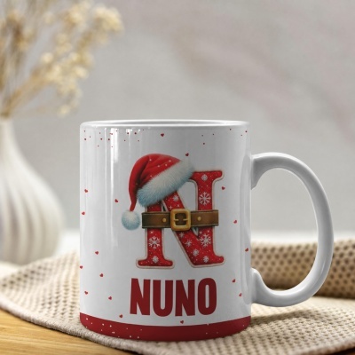 Caneca branca com letra N vermelha decorada com gorro e cinto de Pai Natal e nome NUNO.