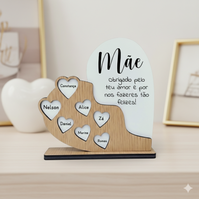 Peça decorativa com corações e texto para mãe em madeira e acrílico sobre mesa clara