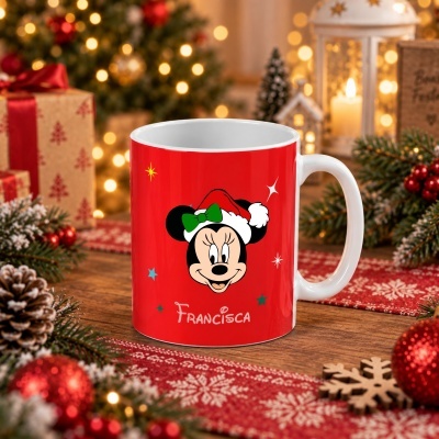 Caneca vermelha com imagem da Minnie e nome Francisca, em mesa com decoração de Natal