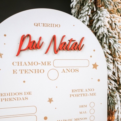 Placa decorativa de Natal com texto e espaço para escrever junto a pinheiro nevado