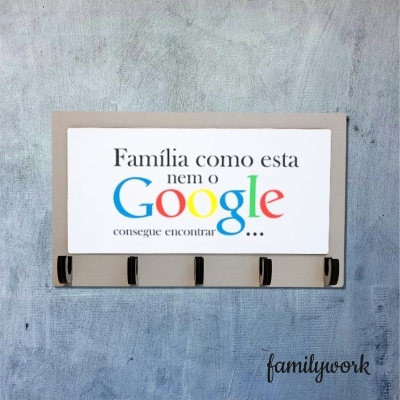 Organizador de parede em madeira com 5 ganchos e texto sobre família num fundo de parede cinza.