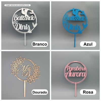 Topper decorativo personalizado em branco, azul, dourado e rosa com diferentes textos e decorações para celebrações.
